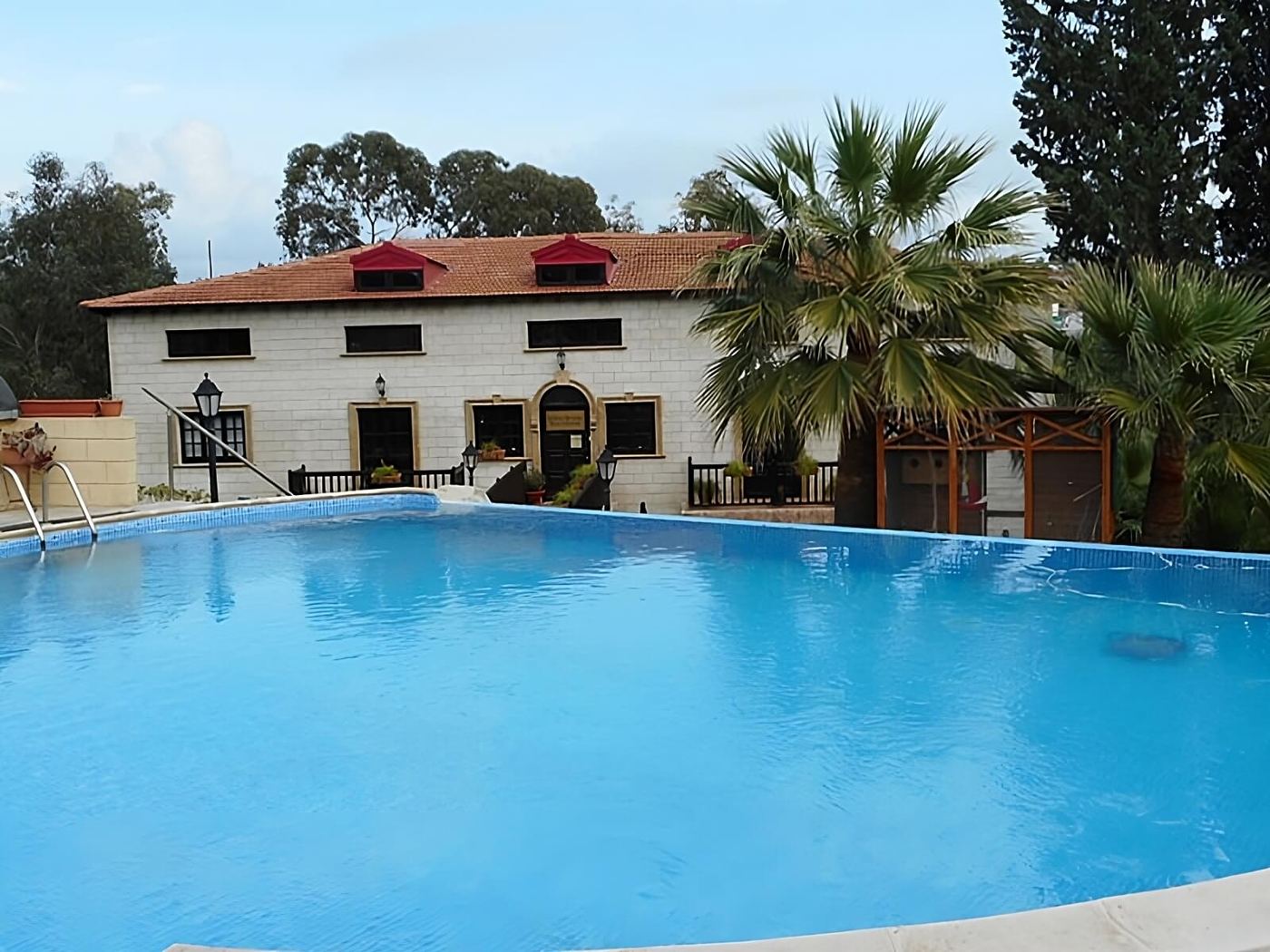 The Da Vinci Centre beside an outdoor pool